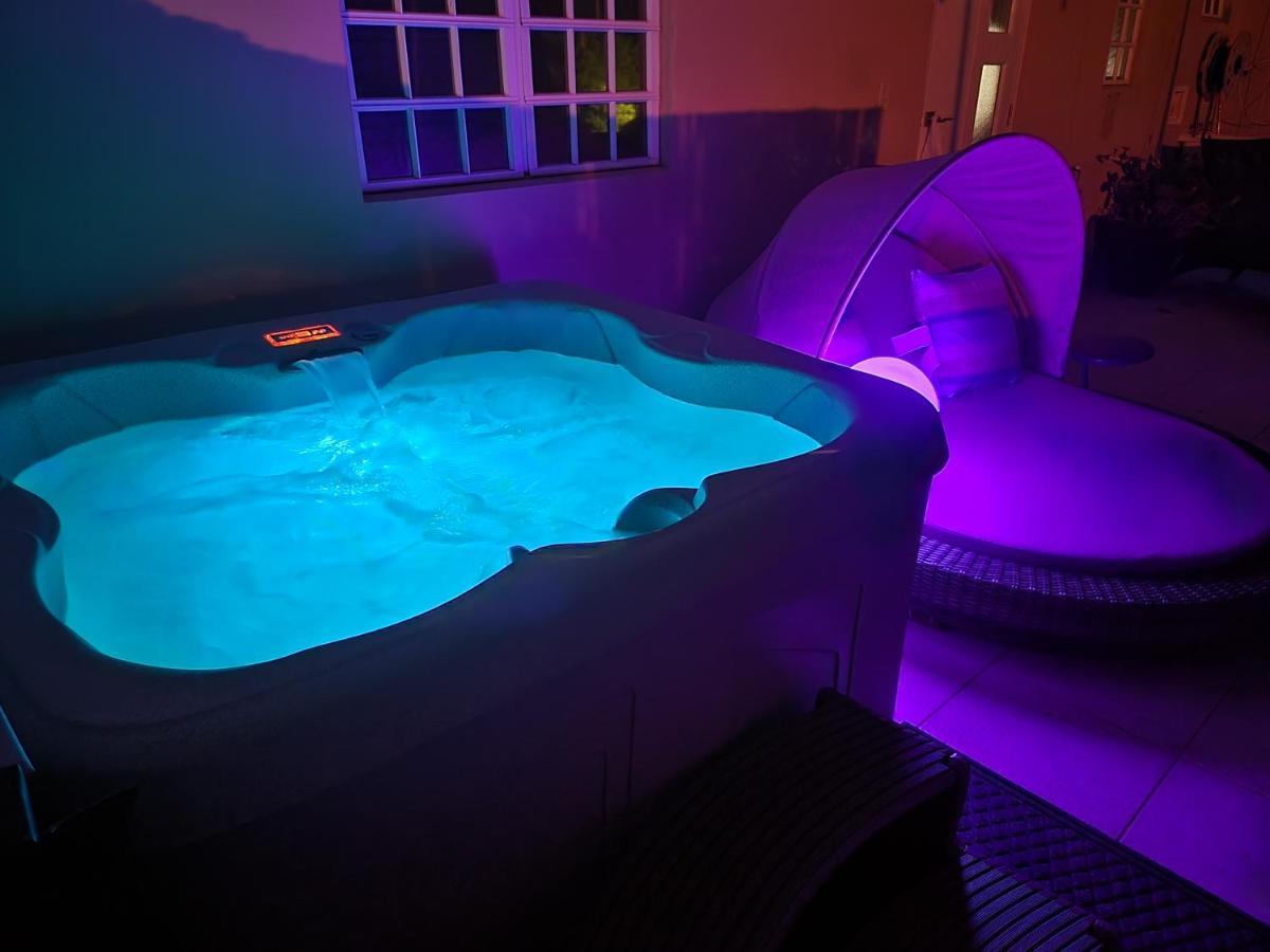 Appartamento Luxury Retreat With Private Jacuzzi And Mountain Views Free Parking Ponce Esterno foto