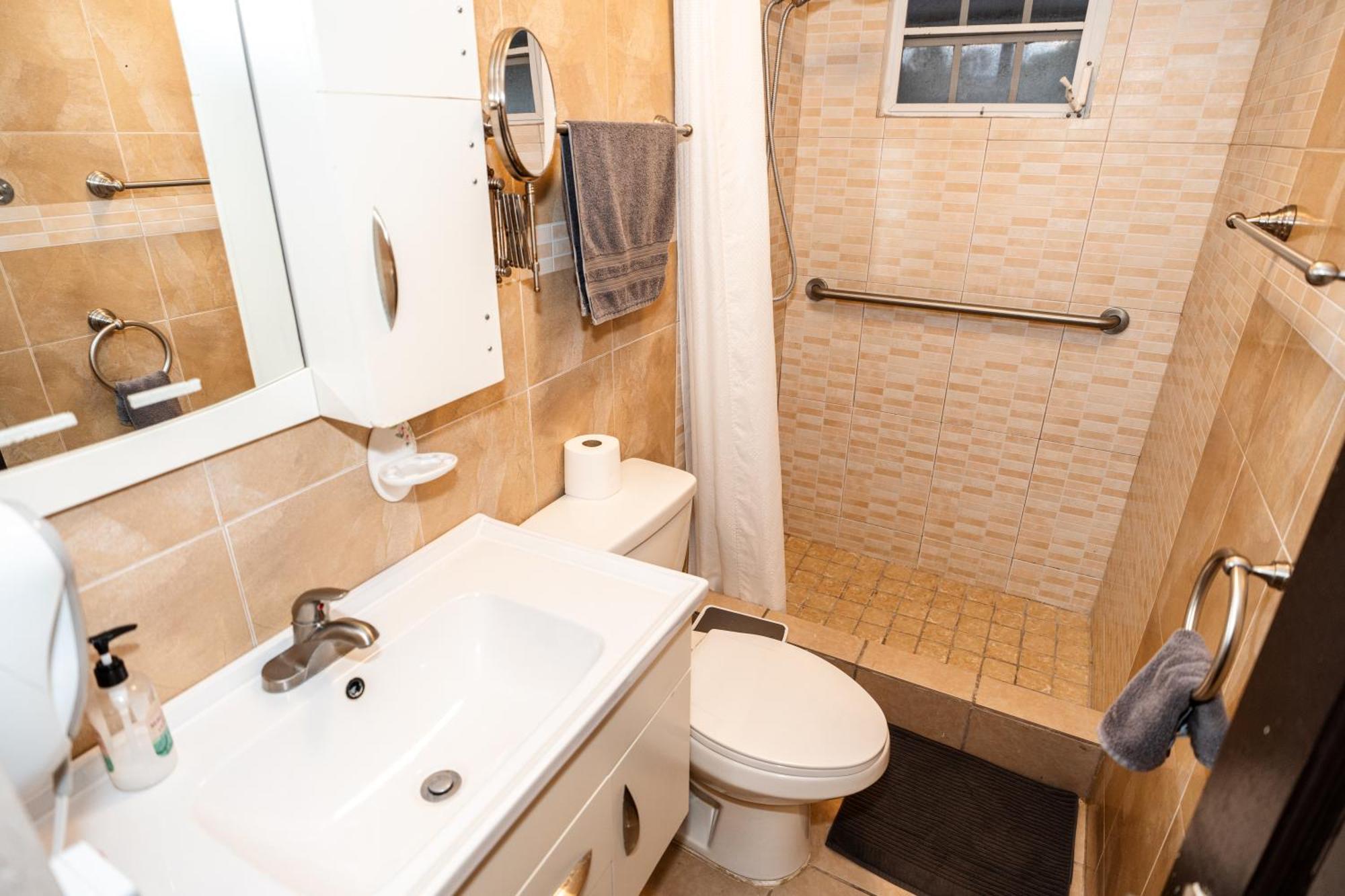 Appartamento Luxury Retreat With Private Jacuzzi And Mountain Views Free Parking Ponce Esterno foto