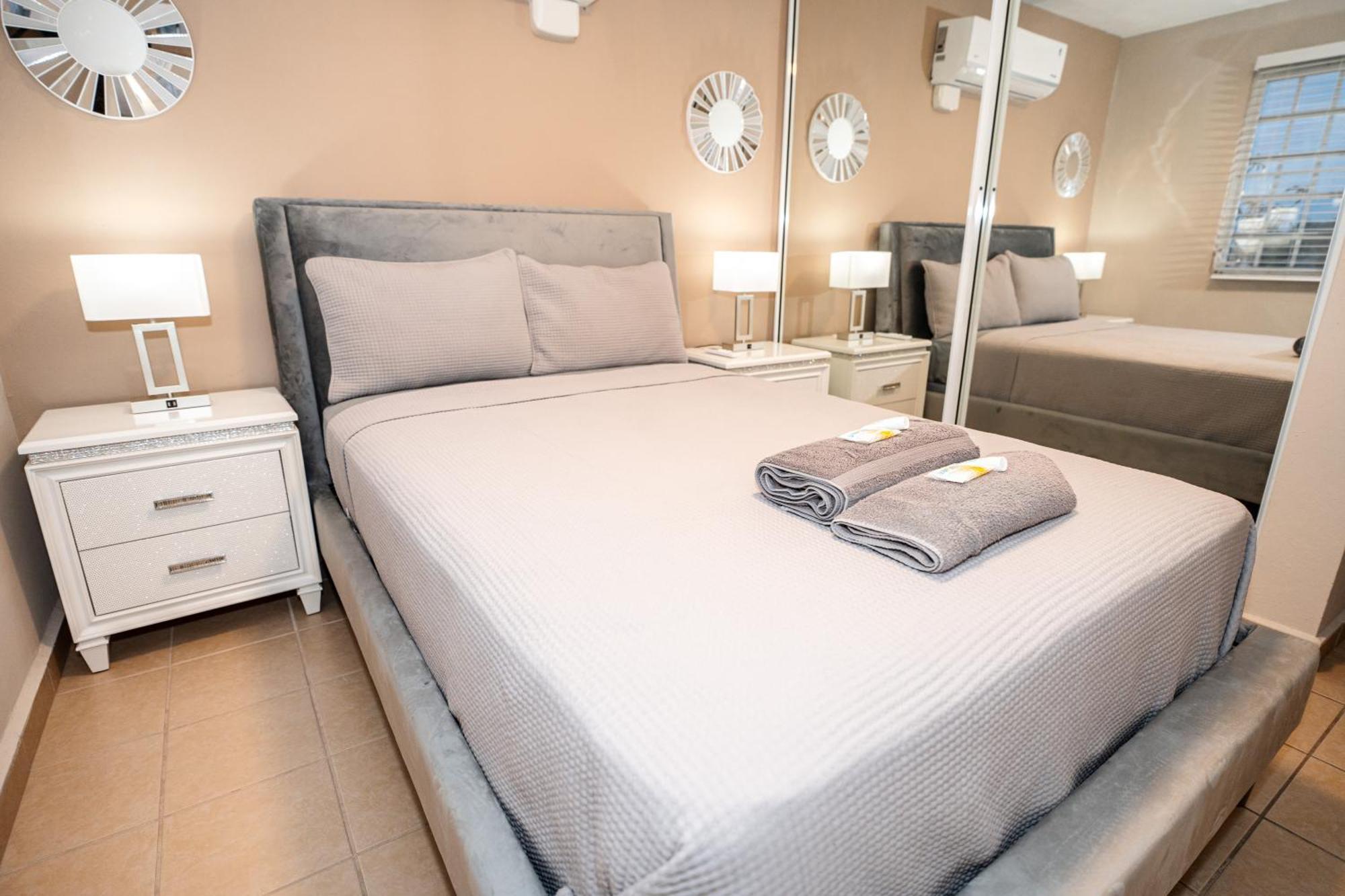 Appartamento Luxury Retreat With Private Jacuzzi And Mountain Views Free Parking Ponce Esterno foto