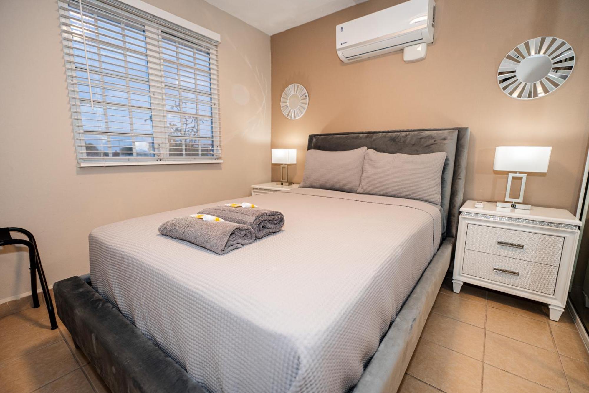Appartamento Luxury Retreat With Private Jacuzzi And Mountain Views Free Parking Ponce Esterno foto