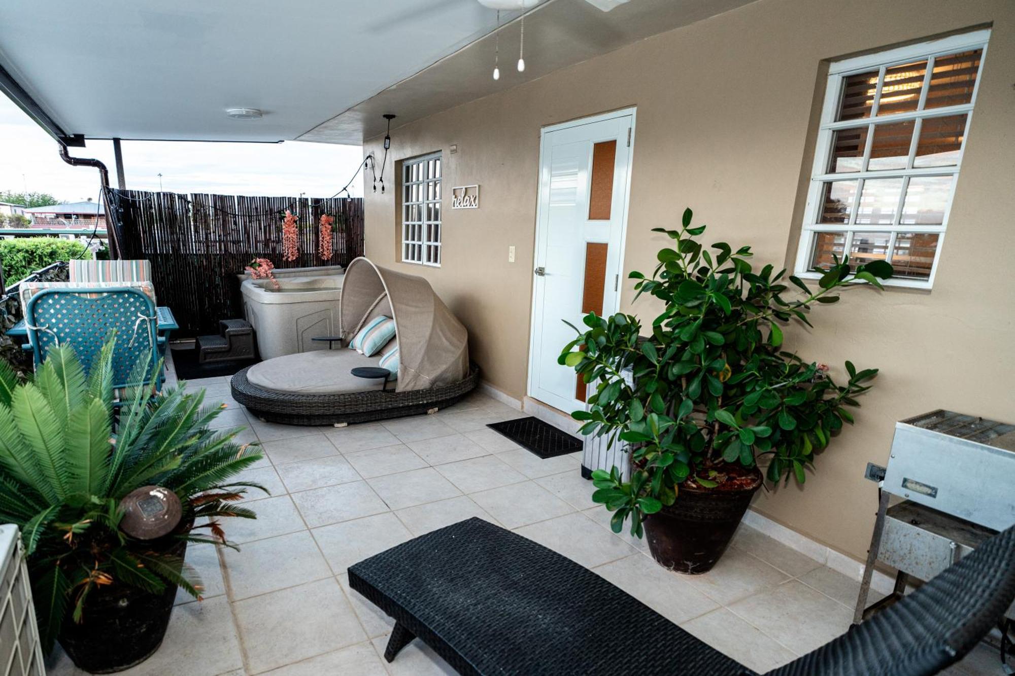 Appartamento Luxury Retreat With Private Jacuzzi And Mountain Views Free Parking Ponce Esterno foto