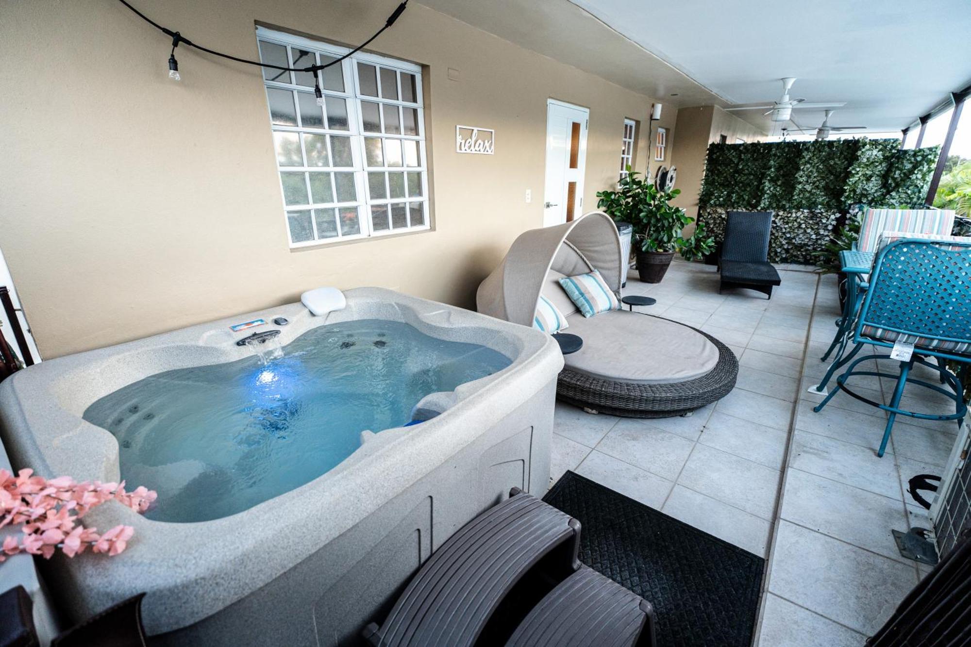 Appartamento Luxury Retreat With Private Jacuzzi And Mountain Views Free Parking Ponce Esterno foto