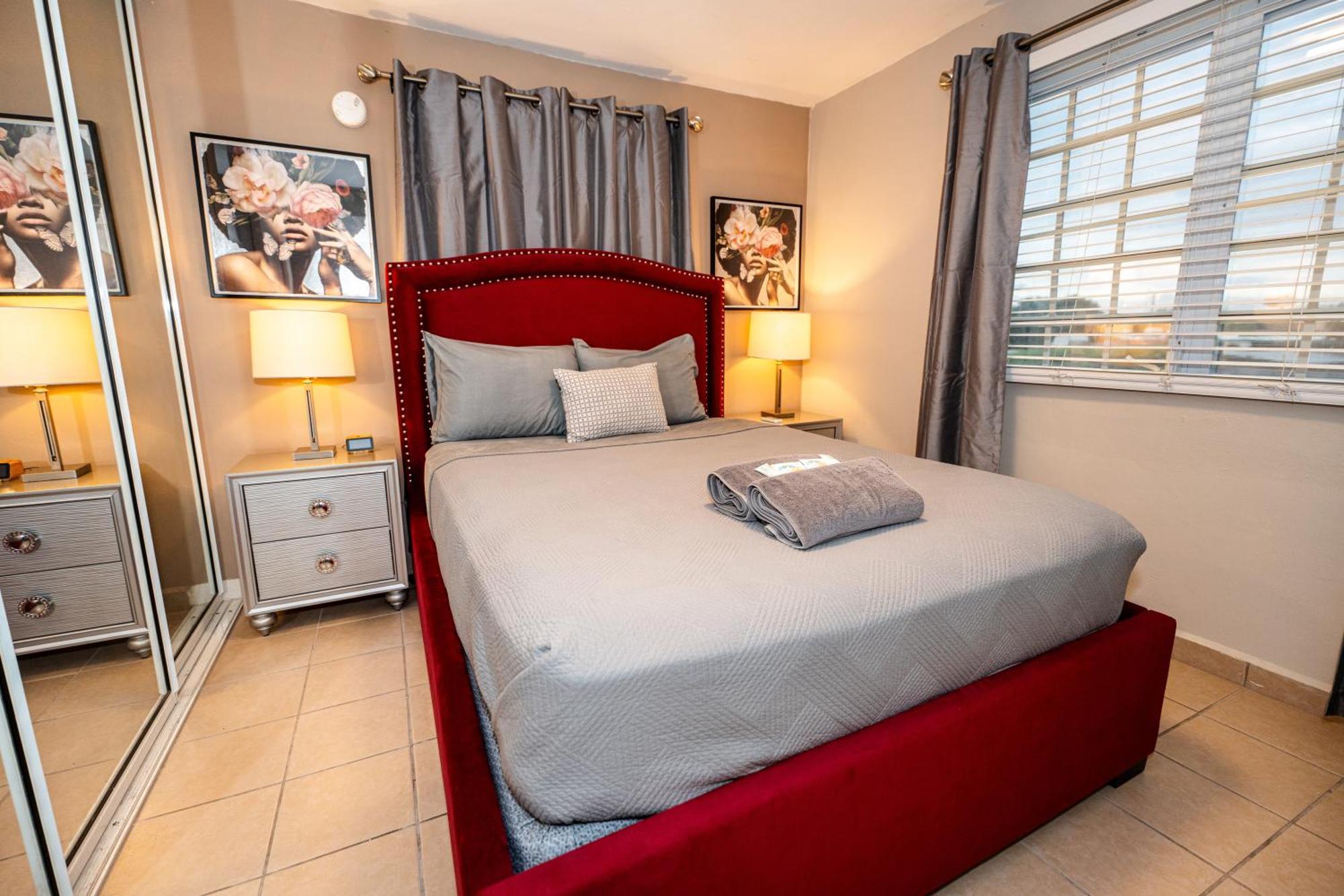 Appartamento Luxury Retreat With Private Jacuzzi And Mountain Views Free Parking Ponce Esterno foto